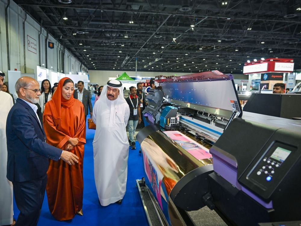 منى المري تفتتح معرض الشرق الأوسط للوحات والتصميمات الإعلانية 2024 1 منى المري تفتتح معرض الشرق الأوسط للوحات والتصميمات الإعلانية 2024