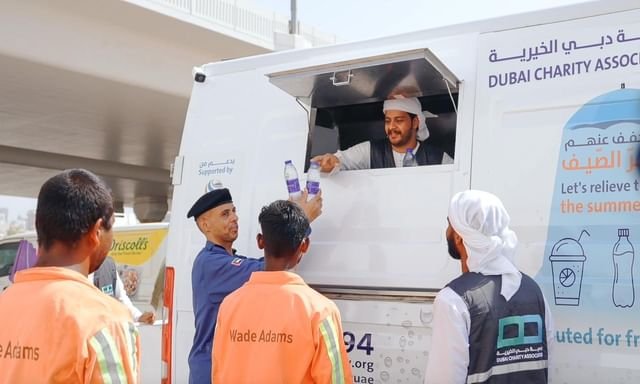 جمعية دبي الخيرية تطلق سيارة مبردة لتوزيع المرطبات على العمال 1 جمعية دبي الخيرية تطلق سيارة مبردة لتوزيع المرطبات على العمال