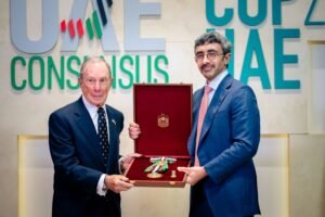 نيابة عن رئيس الدولة .. عبدالله بن زايد يكرّم عدداً من المسؤولين الدوليين في نيويورك تقديراً لدورهم في COP28