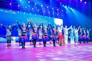 أحمد وصقر بن سعود يشهدان عرضاً مسرحياً غحتفاء بالعلاقات المتنامية مع الصين