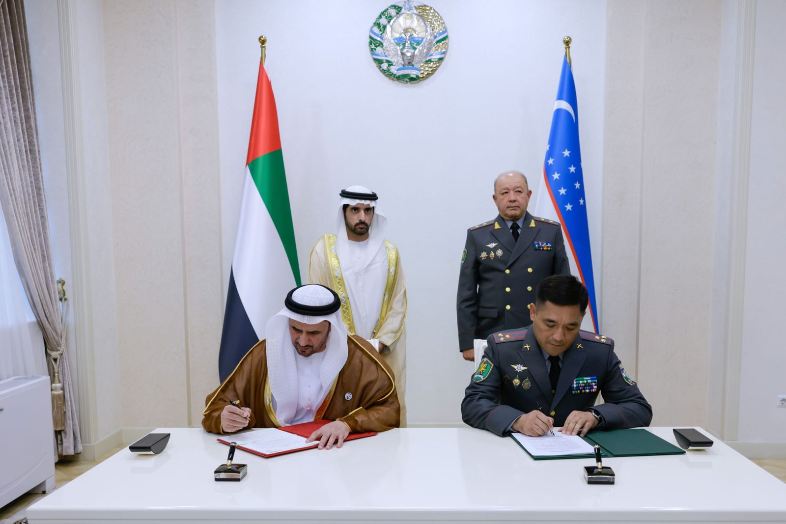 حمدان بن محمد يبحث مع وزير الدفاع الأوزبكي سبل تعزيز التعاون المشترك 1 حمدان بن محمد يبحث مع وزير الدفاع الأوزبكي سبل تعزيز التعاون المشترك