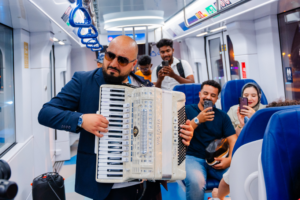 مهرجان "مترو دبي للموسيقى" ينشر البهجة بين مستخدمي مترو دبي