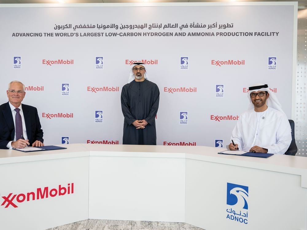 خالد بن محمد بن زايد يشهد مراسم توقيع اتفاقية شراكة بين "أدنوك" و"إكسون موبيل" لإنشاء أكبر مُنشأة في العالم لإنتاج الهيدروجين منخفض الكربون 1 خالد بن محمد بن زايد يشهد مراسم توقيع اتفاقية شراكة بين "أدنوك" و"إكسون موبيل" لإنشاء أكبر مُنشأة في العالم لإنتاج الهيدروجين منخفض الكربون