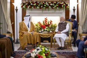 ولي عهد أبوظبي ورئيس الوزراء الهندي يبحثان العلاقات بين البلدين وسبل تعزيزها