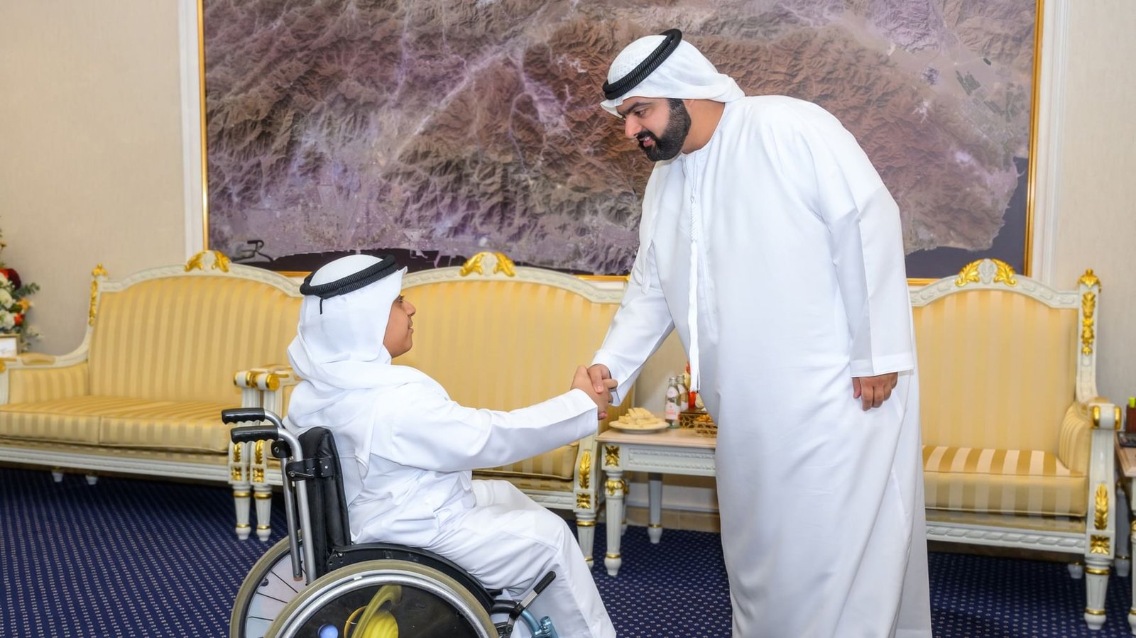 محمد الشرقي يلتقي الطالب سليمان العنتلي الفائز بالمركز الأول في ”تحدي القراءة العربي“ ضمن فئة أصحاب الهمم 1 محمد الشرقي يلتقي الطالب سليمان العنتلي الفائز بالمركز الأول في ”تحدي القراءة العربي“ ضمن فئة أصحاب الهمم