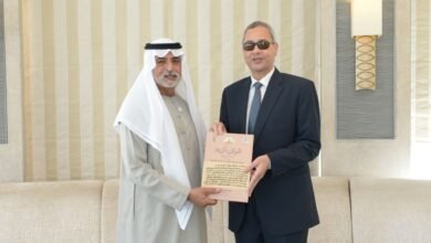 نهيان بن مبارك يتسلم العدد الثاني من مجلة "نقوش أثرية"