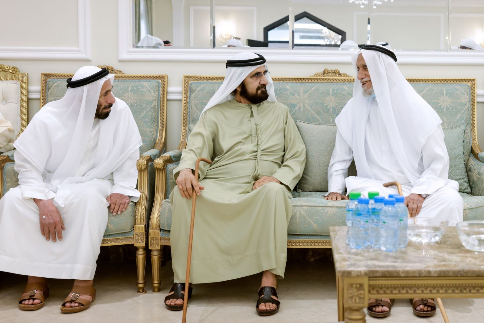 محمد بن راشد يقدم واجب العزاء في وفاة زوجة أحمد بن حميد المنصوري 1 محمد بن راشد يقدم واجب العزاء في وفاة زوجة أحمد بن حميد المنصوري