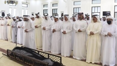 حاكما عجمان و أم القيوين يؤديان صلاة الجنازة على جثمان الشيخ عبدالله بن أحمد المعلا
