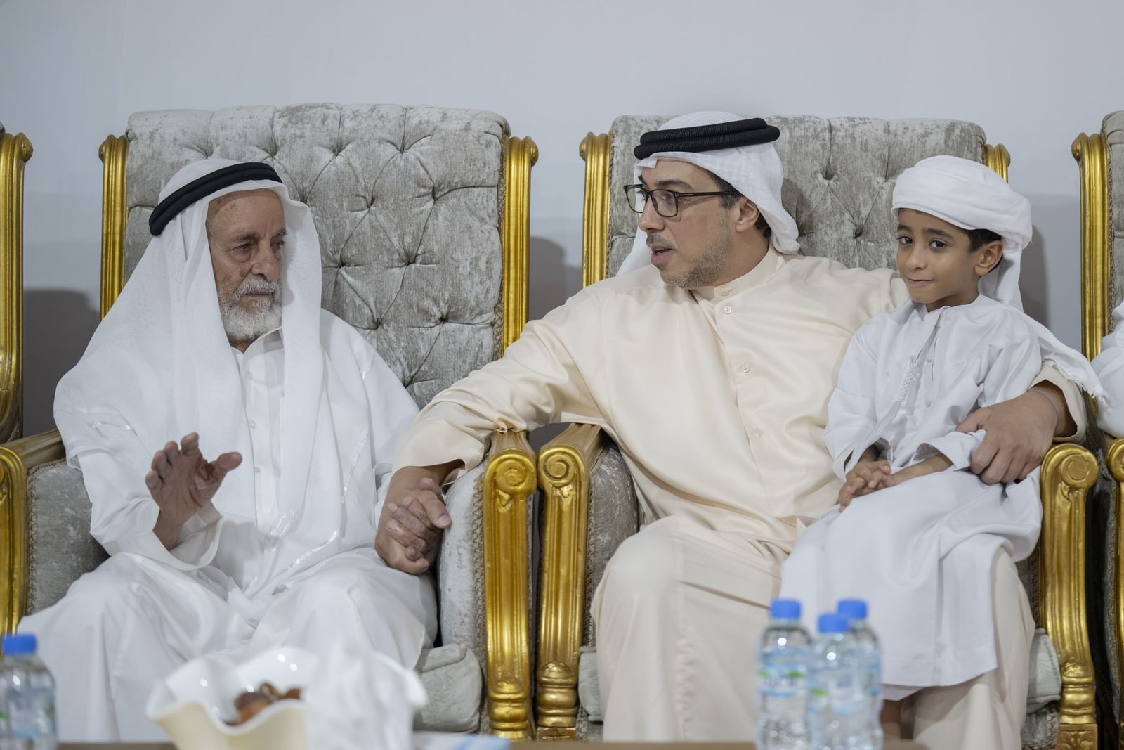 منصور بن زايد يقدم واجب العزاء في شهداء الوطن 1 منصور بن زايد يقدم واجب العزاء في شهداء الوطن