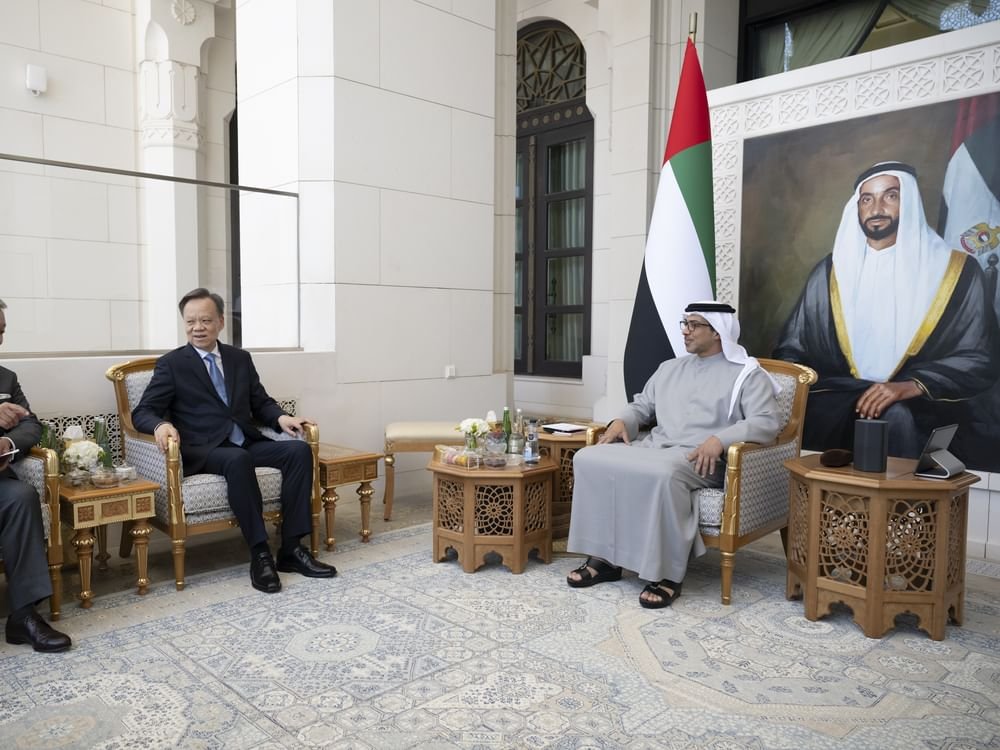منصور بن زايد يستقبل عضو المكتب السياسي للجنة المركزية للحزب الشيوعي الصيني 1 منصور بن زايد يستقبل عضو المكتب السياسي للجنة المركزية للحزب الشيوعي الصيني