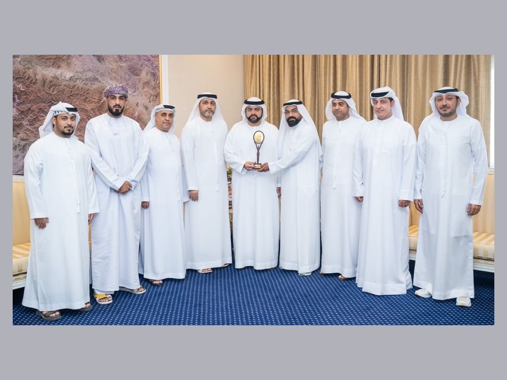 محمد الشرقي يلتقي فريق مسرح الفجيرة ويهنئه بفوزه بجائزتين دوليتين 1 محمد الشرقي يلتقي فريق مسرح الفجيرة ويهنئه بفوزه بجائزتين دوليتين