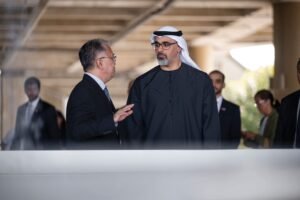 ولي عهد أبوظبي يزور مشروع سد المارينا في سنغافورة