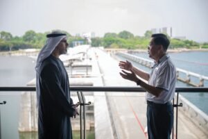 ولي عهد أبوظبي يزور مشروع سد المارينا في سنغافورة