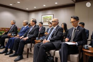 ولي عهد أبوظبي ورئيس وزراء سنغافورة يشهدان تبادل عدد من مذكرات التفاهم