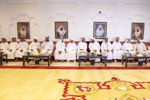 خليفة بن طحنون بن محمد يُقدِّم واجب العزاء في وفاة محمد زايد المنصوري