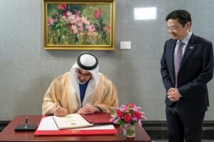 جرت له مراسم استقبال رسمية.. ولي عهد أبوظبي يصل إلى مقر البرلمان السنغافوري