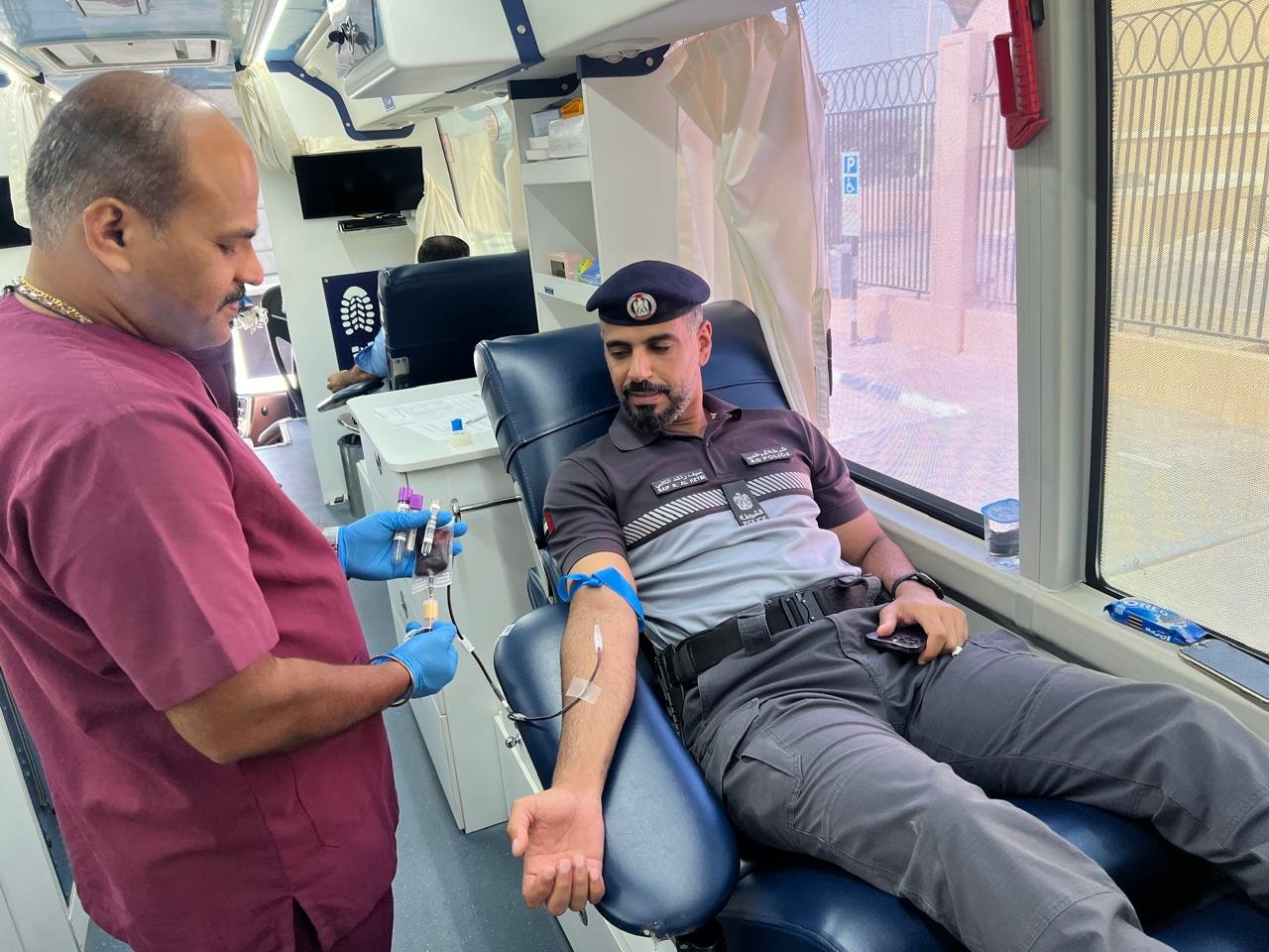 شرطة أبوظبي تنفذ مبادرة "قطرة عطاء للتبرع بالدم" في الظفرة 1 شرطة أبوظبي تنفذ مبادرة "قطرة عطاء للتبرع بالدم" في الظفرة