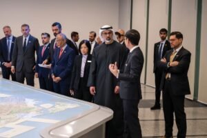ولي عهد أبوظبي يزور معرض مدينة سنغافورة