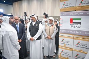 منصور بن محمد يزور حملة الإغاثة الوطنية "الإمارات معك يا لبنان" بمركز المعارض في إكسبو دبي