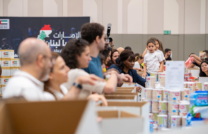 منصور بن محمد يزور حملة الإغاثة الوطنية "الإمارات معك يا لبنان" بمركز المعارض في إكسبو دبي