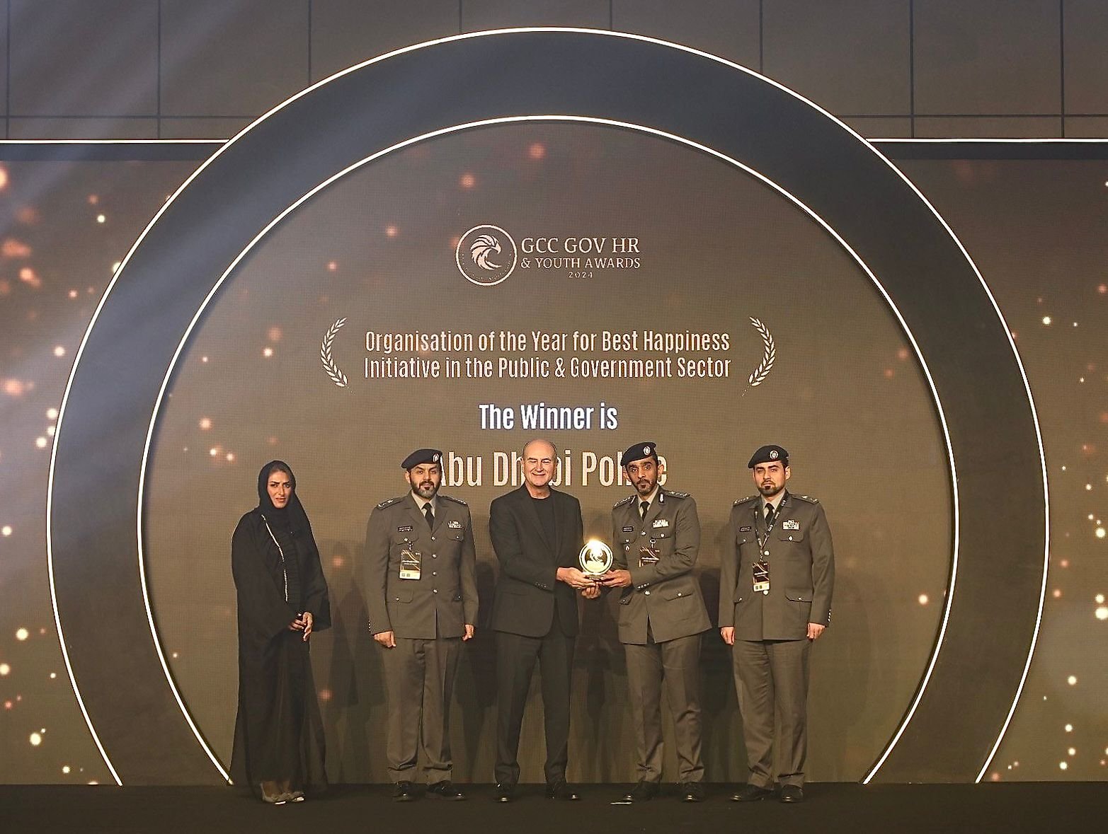 شرطة أبوظبي تحصد 3 جوائز ضمن جوائز الموارد البشرية بدول مجلس التعاون 1 شرطة أبوظبي تحصد 3 جوائز ضمن جوائز الموارد البشرية بدول مجلس التعاون