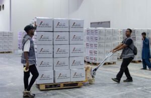 سالم بن عبدالرحمن القاسمي يشارك في حملة "الإمارات معك يا لبنان" بإكسبو الشارقة