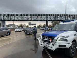 شرطة أبوظبي تدعو السائقين للالتزام بإرشادات القيادة الآمنة في الأحوال الجوية المتقلبة