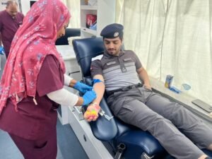 شرطة أبوظبي تنفذ مبادرة "قطرة عطاء للتبرع بالدم" في الظفرة 2 شرطة أبوظبي تنفذ مبادرة "قطرة عطاء للتبرع بالدم" في الظفرة