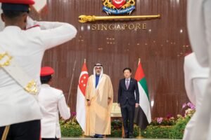 جرت له مراسم استقبال رسمية.. ولي عهد أبوظبي يصل إلى مقر البرلمان السنغافوري