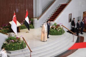 جرت له مراسم استقبال رسمية.. ولي عهد أبوظبي يصل إلى مقر البرلمان السنغافوري