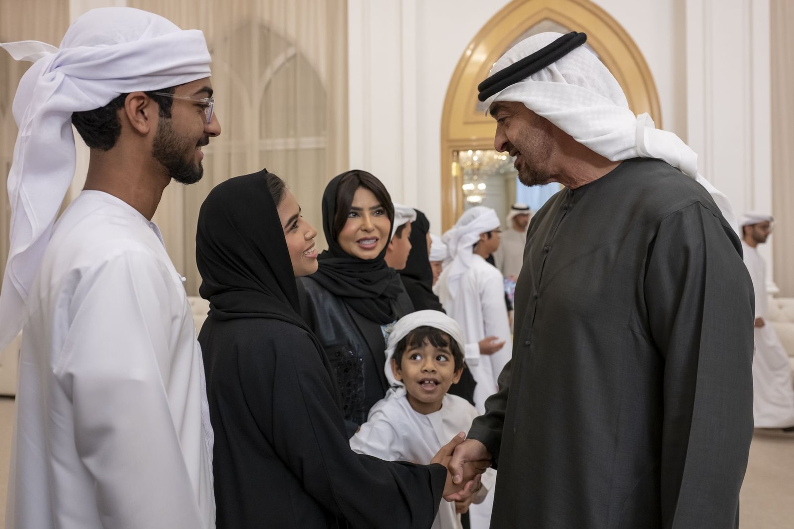 رئيس الدولة يؤكد أهمية تعزيز قيم التكافل المجتمعي خلال استقباله عدداً من الأمهات الحاضنات 1 رئيس الدولة يؤكد أهمية تعزيز قيم التكافل المجتمعي خلال استقباله عدداً من الأمهات الحاضنات