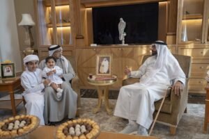 منصور بن زايد يزور محمد البواردي بمنزله في أبوظبي