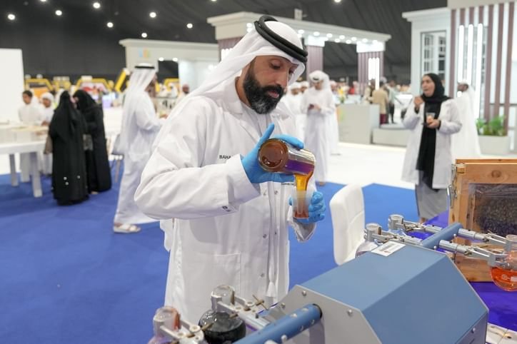 "المختبر المركزي" يسهم في فحص أصناف العسل في "ليوا للتمور" 1 "المختبر المركزي" يسهم في فحص أصناف العسل في "ليوا للتمور"