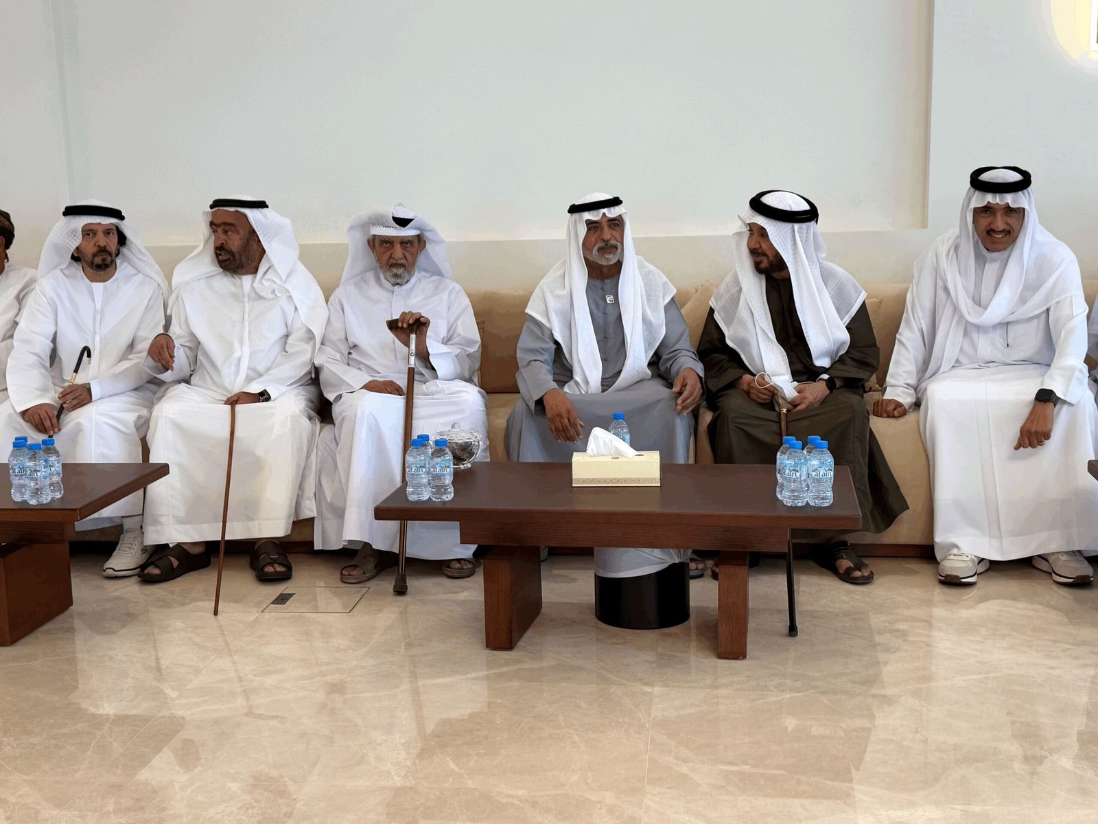 نهيان بن مبارك يقدم واجب العزاء في وفاة أحمد بن جوعان الظاهري 1 نهيان بن مبارك يقدم واجب العزاء في وفاة أحمد بن جوعان الظاهري