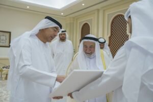 حاكم الشارقة يستقبل فريقا من خبراء الآثار الدوليين