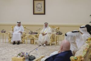 حاكم الشارقة يستقبل فريقا من خبراء الآثار الدوليين
