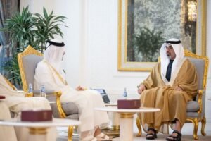 ولي عهد أبوظبي يلتقي في الدوحة رئيس مجلس الوزراء القطري
