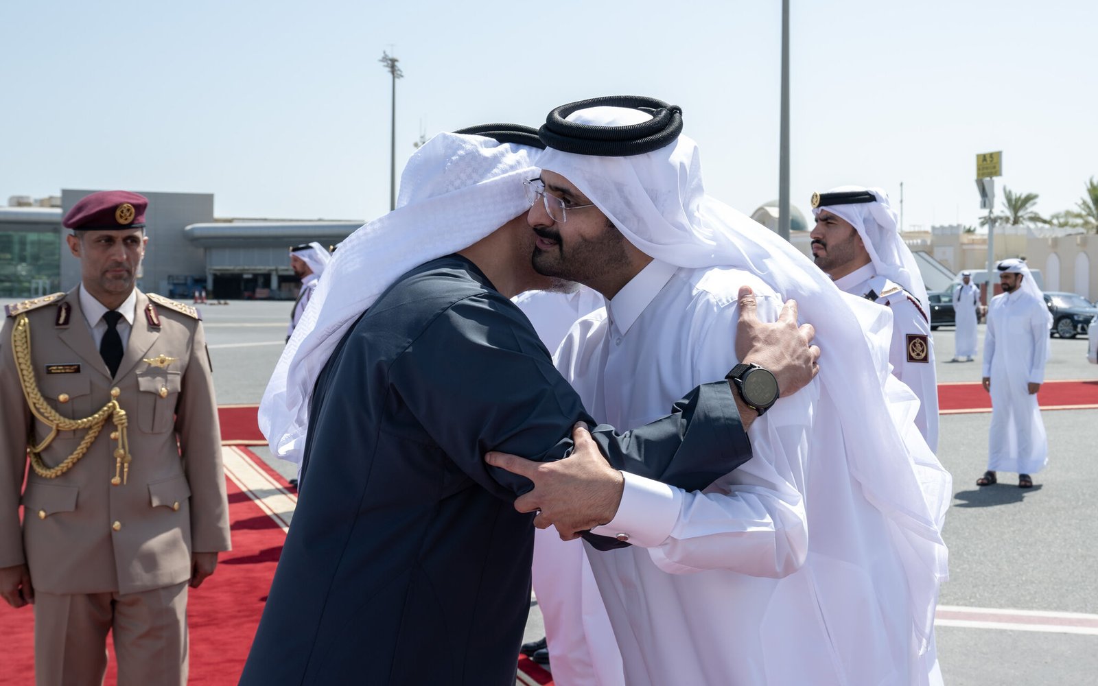 ولي عهد أبوظبي يختتم زيارة رسمية إلى دولة قطر 1 ولي عهد أبوظبي يختتم زيارة رسمية إلى دولة قطر