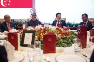 ولي عهد أبوظبي يحضر مأدبة غداء أقامها رئيس الوزراء السنغافوري