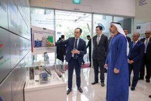 ولي عهد أبوظبي يزور مركز إعادة التصنيع والتكنولوجيا المتقدمة في سنغافورة