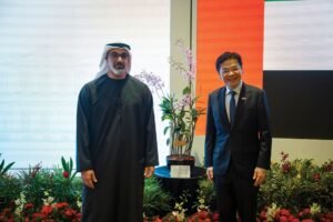 ولي عهد أبوظبي يحضر مأدبة غداء أقامها رئيس الوزراء السنغافوري
