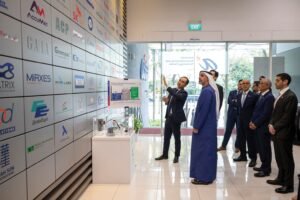 ولي عهد أبوظبي يزور مركز إعادة التصنيع والتكنولوجيا المتقدمة في سنغافورة