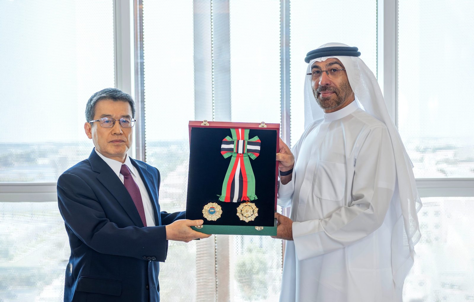 رئيس الدولة يمنح السفير الياباني وسام الاستقلال من الطبقة الأولى 1 رئيس الدولة يمنح السفير الياباني وسام الاستقلال من الطبقة الأولى