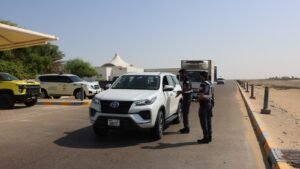شرطة أبوظبي تعزز وعي السائقين حول خطورة التوقف وسط الطريق ضمن حملة "درب السلامة"