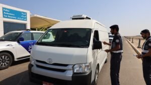 شرطة أبوظبي تعزز وعي السائقين حول خطورة التوقف وسط الطريق ضمن حملة "درب السلامة"