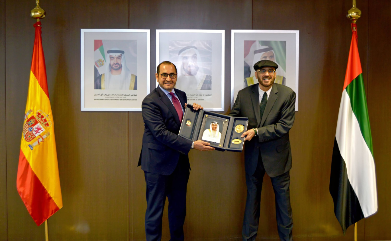 البيت العربي بمدريد ينظم حفل توقيع كتاب "صاحب السمو الشيخ محمد بن زايد آل نهيان.. إضاءات في مسيرة رجل الإنسانية" لجمال سند السويدي 1 البيت العربي بمدريد ينظم حفل توقيع كتاب "صاحب السمو الشيخ محمد بن زايد آل نهيان.. إضاءات في مسيرة رجل الإنسانية" لجمال سند السويدي