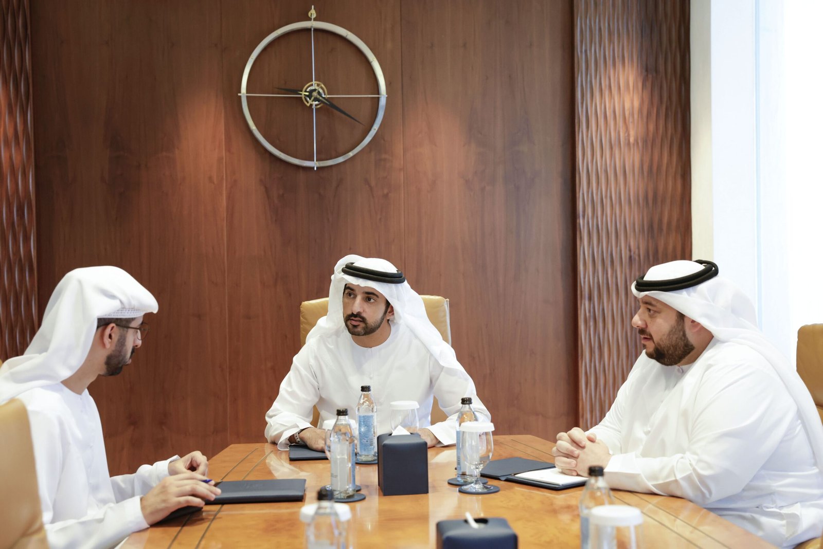 حمدان بن محمد يطلع على المبادرات والمشاريع الحكومية لاستقطاب الاستثمارات وزيادة تدفقاتها 1 حمدان بن محمد يطلع على المبادرات والمشاريع الحكومية لاستقطاب الاستثمارات وزيادة تدفقاتها