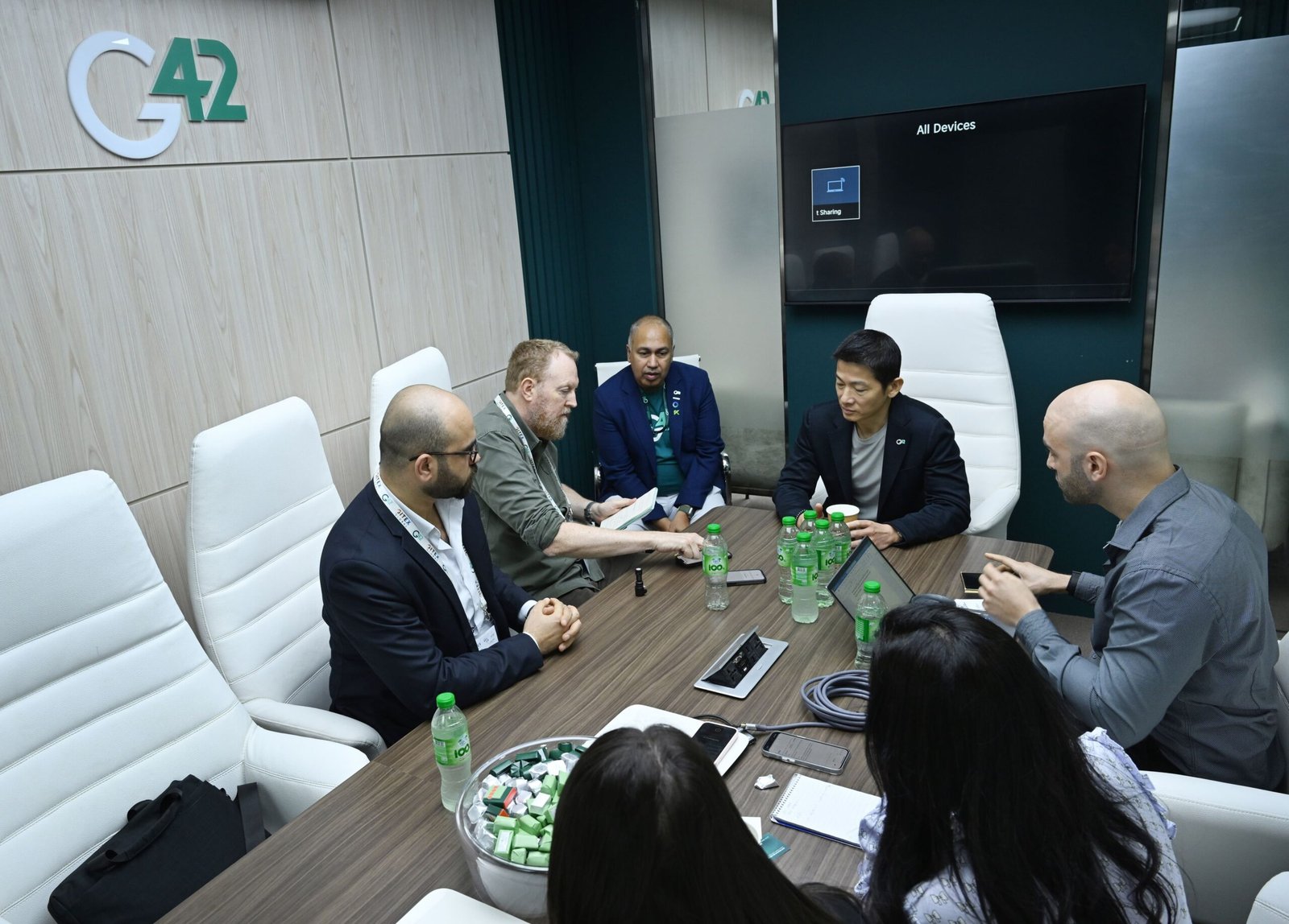 الرئيس التنفيذي لـ "جي 42": الإمارات نموذج يُحتذى عالمياً بمجال الذكاء الاصطناعي 1 الرئيس التنفيذي لـ "جي 42": الإمارات نموذج يُحتذى عالمياً بمجال الذكاء الاصطناعي