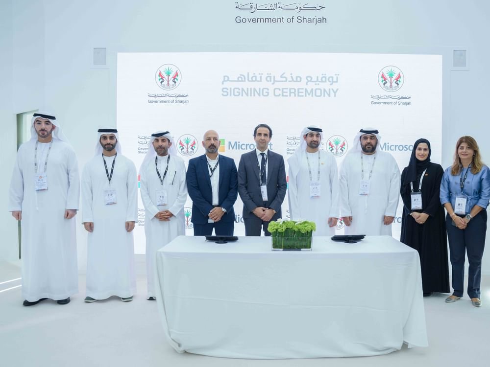 الشارقة الرقمية " و" مايكروسوفت " تطلقان مبادرة لتدريب آلاف الموظفين على الذكاء الاصطناعي 1 الشارقة الرقمية " و" مايكروسوفت " تطلقان مبادرة لتدريب آلاف الموظفين على الذكاء الاصطناعي