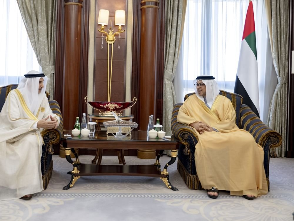 منصور بن زايد يستقبل نائب رئيس مجلس الوزراء البحريني على هامش القمة العربية الإسلامية بالرياض 1 منصور بن زايد يستقبل نائب رئيس مجلس الوزراء البحريني على هامش القمة العربية الإسلامية بالرياض